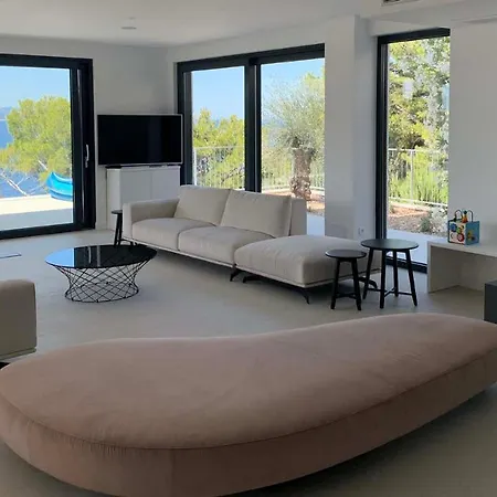 Luxurious&spacious Pet Friendly In Villa Brela